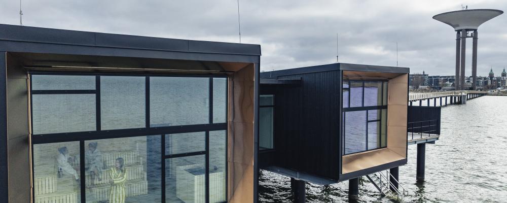 Landskronas nya kallbadhus, ritat av Magasin A arkitekter, belönas med Landskronas stadsbyggnadspris. Foto: Oskar Fäldt.