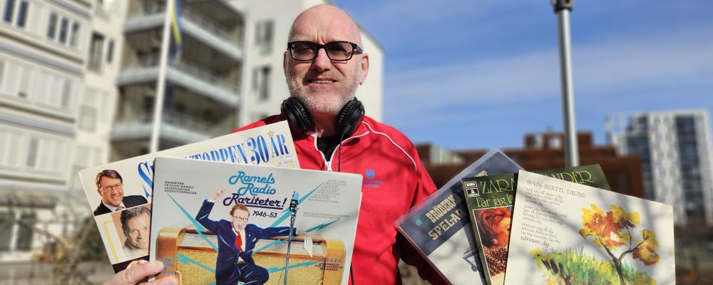 Aktivitetssamordnaren Scot James laddar upp med skivor till kaffet. Foto: Daniel Jansson, Upplands Väsby kommun