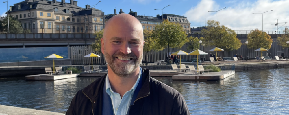 Lars Strömgren vid Munkbrohamnen i Stockholm. Fotog: Miljöpartiet i Stockholms stad