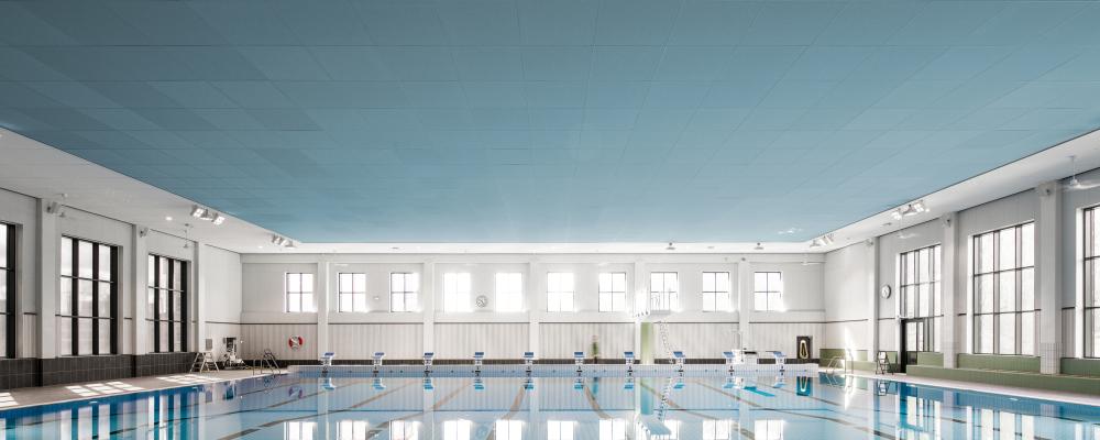 För att uppnå den höga akustiska kvaliteten som krävs i badhusmiljöer valdes akustiska stenullslösningar från Rockfon till Lidingö simhall.
Foto: Rockfon