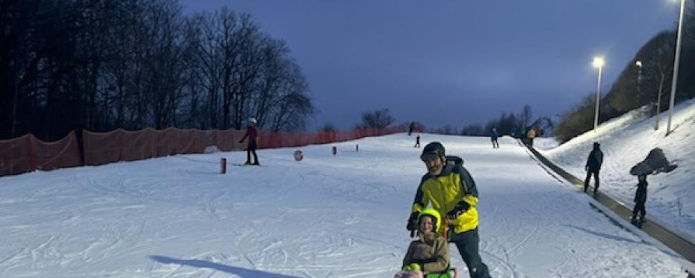 I bi-ski kan den som till exempel är rullstolsburen åka skidor sittande. Foto: Skistar