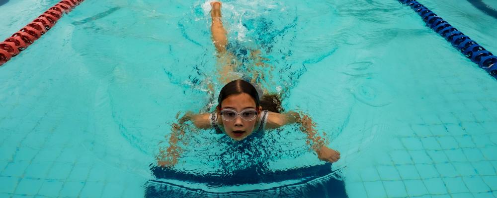 Undersökningar visar att omkring 53 000 barn i åldern 10–16 år inte bedöms vara simkunniga. Foto: Ben Ackerman/Unsplash