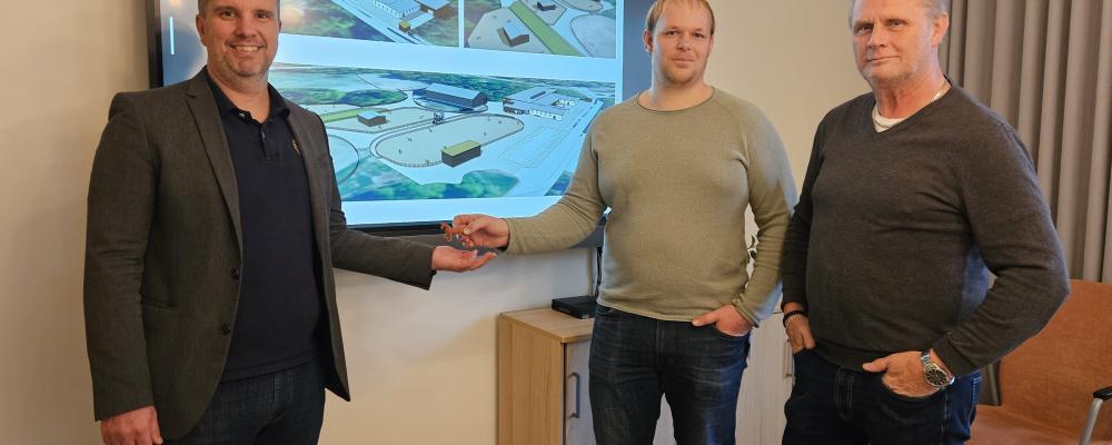 Martin Fridlund på samhällsbyggnadskontoret tar emot bygglovsansökningarna av Sebastian Karlsson och Håkan Blomberg från projektet. Foto: Oskarshamns kommun