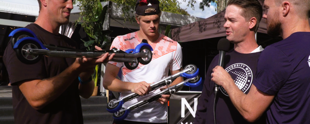 Calle Halfvarsson och Edvin Anger granskar de unika 3D-printade rullskidorna inför sprintduellen på Trollhättan Action Week. Här tillsammans med fd elitskidåkaren Robin Bryntesson och Mattias Igestrand, Högskolan Väst.