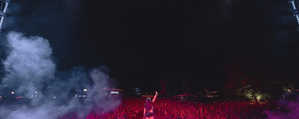 Charli XCX på scenen. Foto: Henry Redcliffe