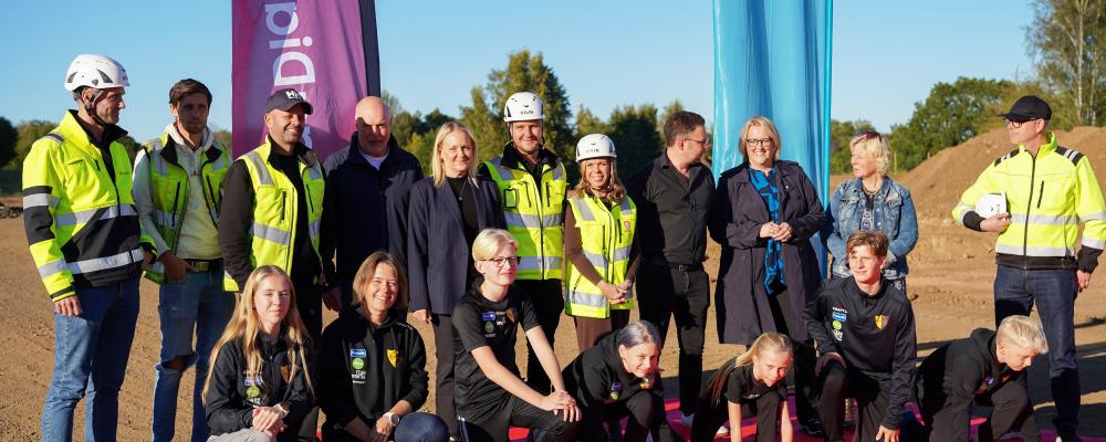 Projektmedlemmar och representanter från Skövde kommun samlades för att se friidrottare från IF Hagen ta den första sprinten på friidrottsanläggningen. Foto: Byggdialog