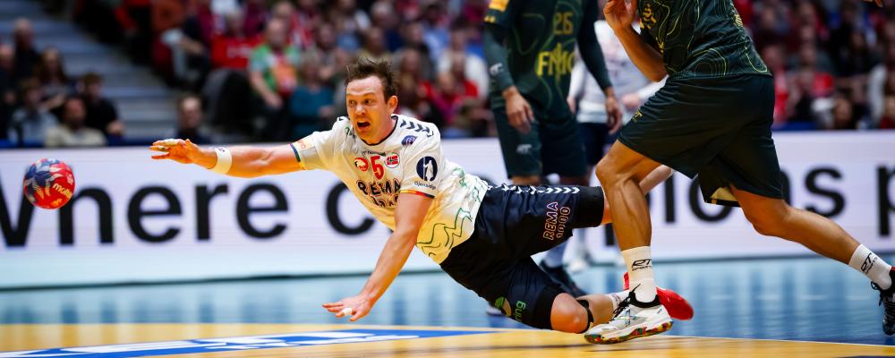 Sander Sagosen spelar vänsternia i det norska landslaget och räknas som en av världens främsta handbollsspelare. Han understryker hur avgörande underlaget är för att kunna prestera på allra högsta nivå. Foto: EHF