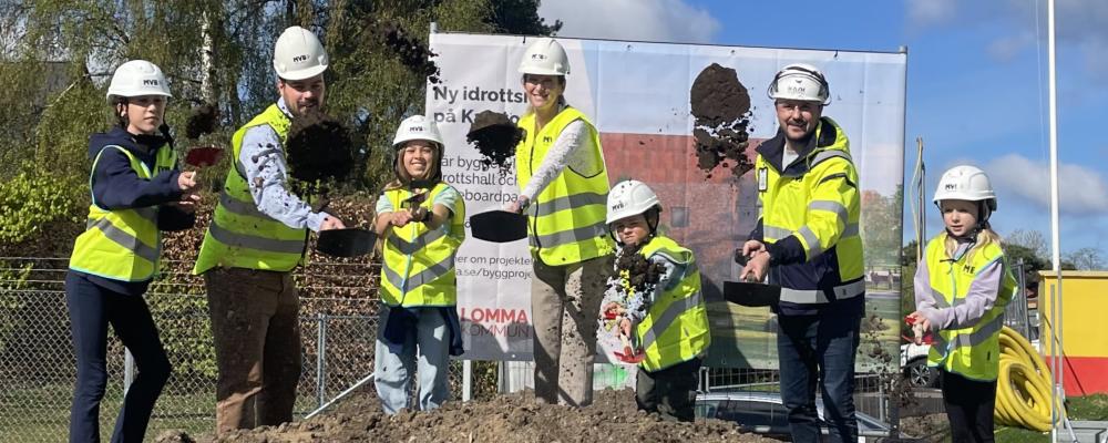 Spadtag av Oscar Magnusson, ordförande Kultur- och fritidsnämnden, Charlott Enocson, ordförande Samhällsbyggnadsnämnden, Marcus Forsmark, arbetschef MVB Syd samt fyra elever från Karstorpskolan. Foto: MVB