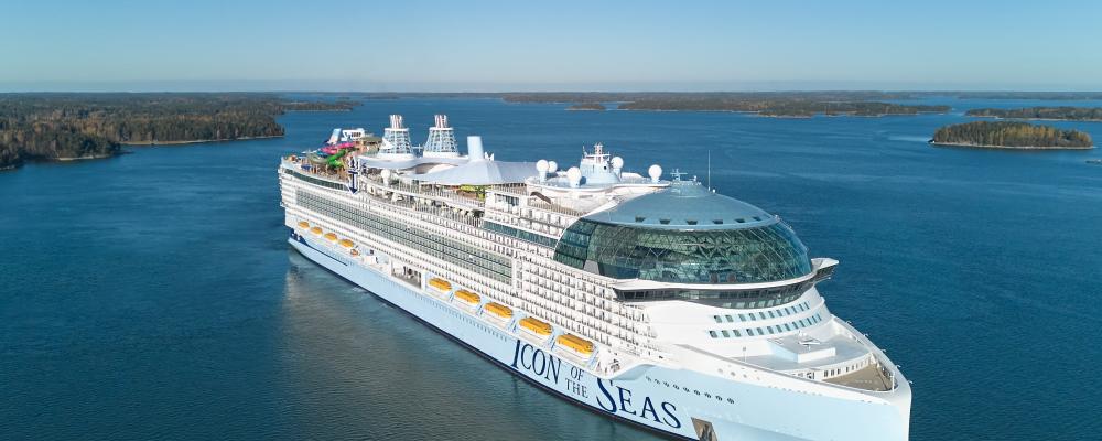 Meyer-varvets senaste skapelse, Icon of the Seas lämnar Åbolands skärgård. Foto: Meyer- Varv i Åbo.