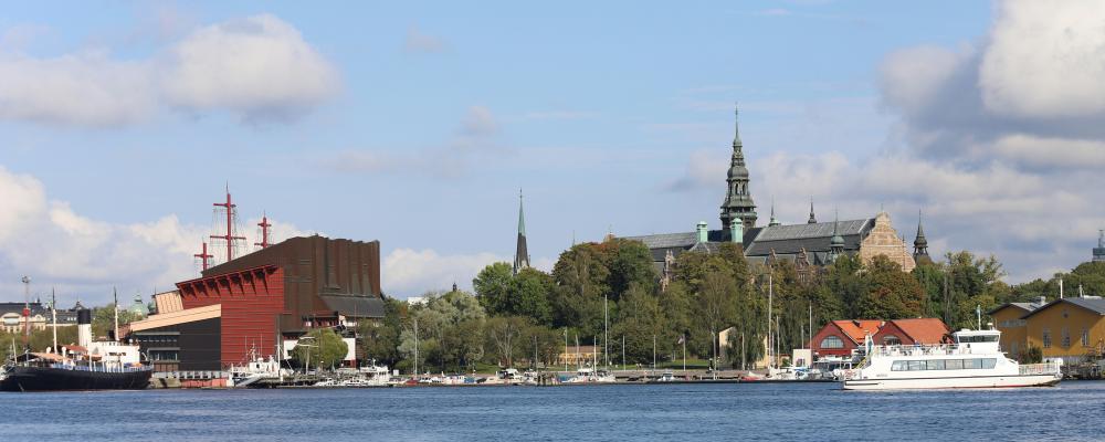 Bilden visar Djurgården i Stockholm med två välkända museibyggnader: Till vänster syns det röda Vasamuseet, som är Sveriges mest besökta museum. Till höger syns Nordiska museet med sitt karakteristiska torn. Foto: Christer Lässman/Unsplash