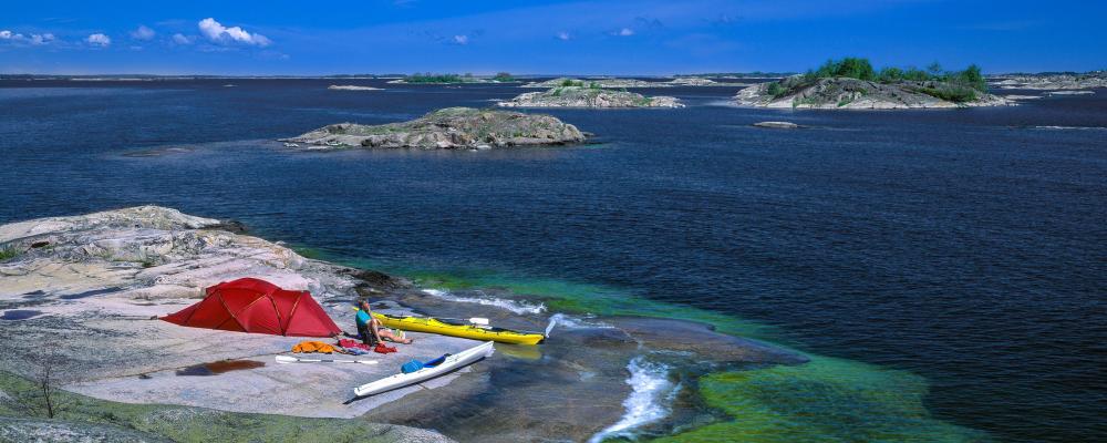 Kajakläger på Långviksskär, Nämdöskärgården. Foto: Claes Grundsten