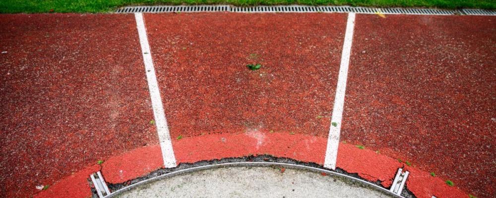 Renoveringsbehov är vanligt när det gäller idrottsanläggningar och miljöer - här friidrottsarena. Foto: Bildbyrån