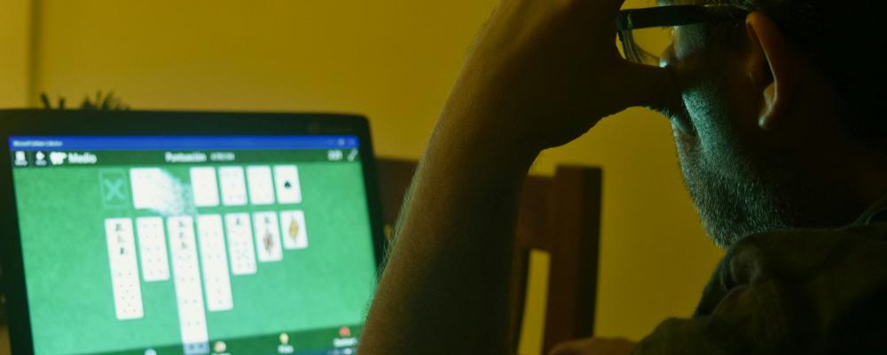 För att motverka kreditspel föreslås även krav på förebyggande åtgärder, till exempel informationsskyltar i butik eller tydliga meddelanden vid onlinespel. Foto: Romina Mosquera/Unsplash