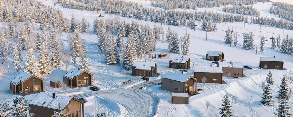 De tio fjällstugorna ligger mitt i backen. Foto: Derome