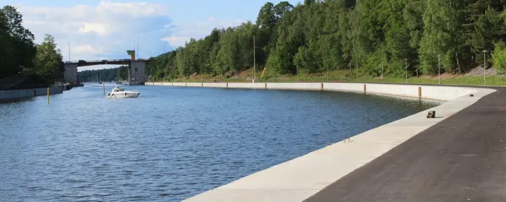 Promenadvägen på nordöstra sidan av kanalen, norr och söder om Mälarbron öppnas nu permanent. Foto: Trafikverket