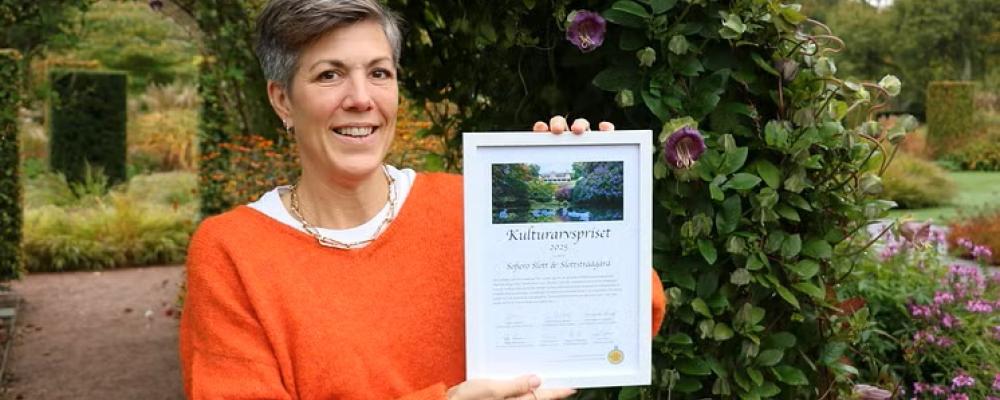 Verksamhetschef Caroline Lundholm med Kulturarvspriset 2025 som tilldelats Sofiero slott och slottsträdgård. Foto: Sofiero