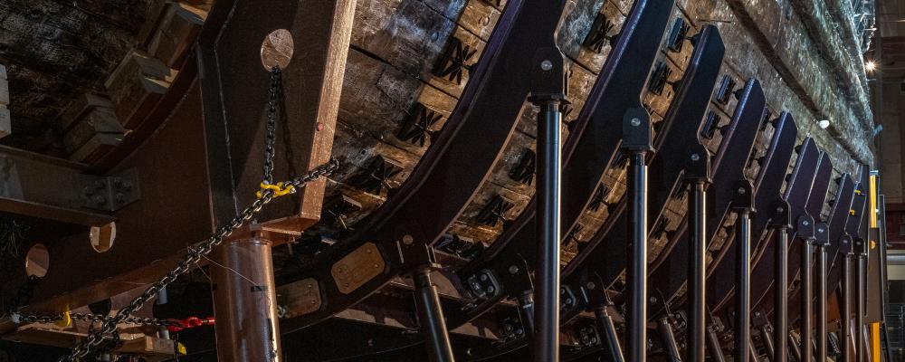 Äldre stötta i förgrunden och nya stöttor på rad efter. Foto: Anneli Karlsson, Vasamuseet/SMMMTF
