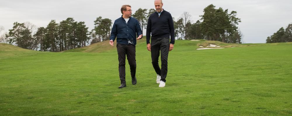 Henrik Ahlin, grundare och VD på Sweetspot (t.h.) och Gunnar Håkansson, generalsekreterare på Svenska Golfförbundet (t.v.) är överens om vart golfen är på väg. Svenska Golfförbundet. Foto: Svenska Golfförbundet
