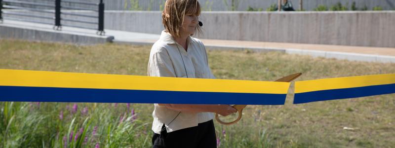 Eva Ullberg, kommunstyrelsens ordförande i Järfälla, inviger Å-rummet genom att klippa bandet. Foto: Järfälla Kommun