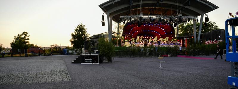Stina Stjernkvist/TT: Skansen är sig inte likt och "Allsång på Skansen" görs i år utan publik. Det annars så populära besöksmålet har drabbats hårt under coronapandemin och varslar nu 15 procent av arbetsstyrkan om uppsägning.