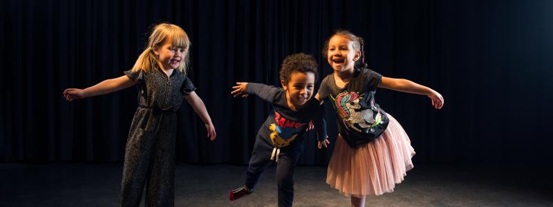 Alla får dansa! Barn och familj blir en viktig målgrupp i det nya Dansmuseets danslekvärld. Öva balans, snurr, takt och mycket annat. Sätt fart både på kroppen och huvudet! Foto: Johannes Hjorth