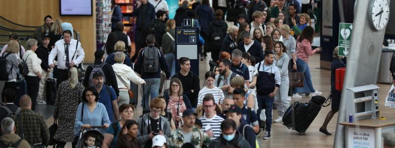 Ali Lorestani/TT: Långa köer var ett vanligt inslag på Arlanda norr om Stockholm under våren och sommaren 2022. Arkivbild.