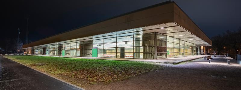 Arenan, som har 1100 sittplatser och 1000 ståplatser, är nedsänkt under mark med lokaler även i källarplanet. Byggnaden är inspirerad av Mies van der Rohes nationalgalleri i Berlin och utställningspaviljongen i Barcelona. Entréplan har en nedsänkt spelplan och är uppbyggd som en amfiteater med sittplatser i nio nivåer. Foto: Landskrona Stad