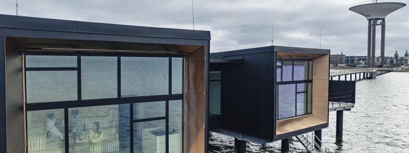 Landskronas nya kallbadhus, ritat av Magasin A arkitekter, belönas med Landskronas stadsbyggnadspris. Foto: Oskar Fäldt.