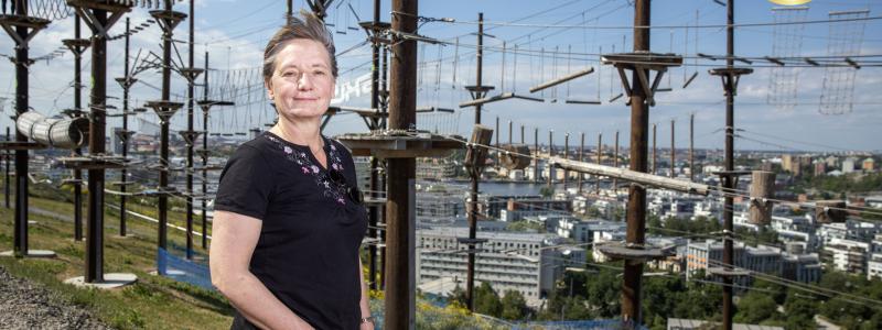 Klätterparken i Hammarbybacken som är belägen cirka 65 meter upp är nu nominerad till årets Träskyddspris. Trä är ett fantastiskt material, konstaterar Cecilia Obermüller som är ordförande Stadsdelsnämnden i Skarpnäck i Stockholms stad. Foto: Anna Simonsson