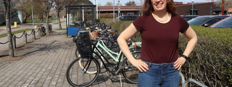 Mer cykling kan ersätta korta bilresor. Jenny Eriksson på VTI är projektledare för regeringsuppdraget om mål för cykling. Foto: Gunilla Rech/VTI