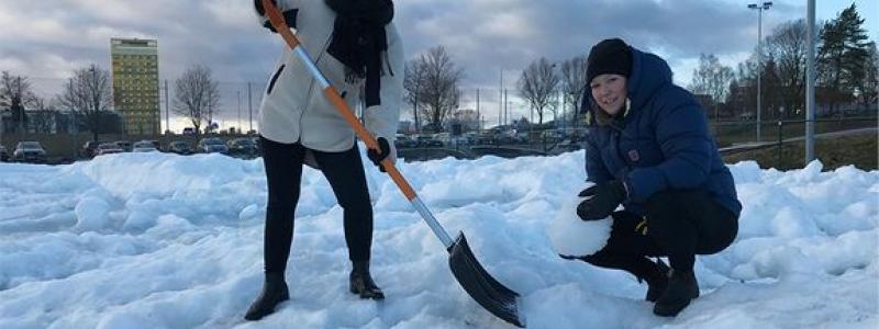 Anna Yttergård (t.v) och Matilda Rignell från utbildningskontoret är i full gång med att fixa vid skidlekplatsen i Vilunda. Foto: Upplands Väsby kommun