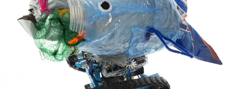 Foto: Valen är tillverkad av upphittad plast och programmerad för att röra på sig. Foto: Tekniska Museet
