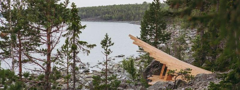 Vindskyddet "Stranded" som är placerat längs Höga kusten-leden. Foto: Arknat