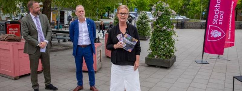 Pia Karlsson, projektledare för Levande Stockholm på trafikkontoret i Stockholms stad, invigningstalar. Foto: Lennart Johansson