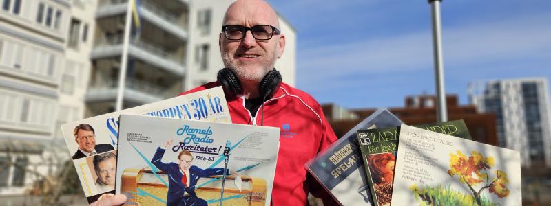 Aktivitetssamordnaren Scot James laddar upp med skivor till kaffet. Foto: Daniel Jansson, Upplands Väsby kommun