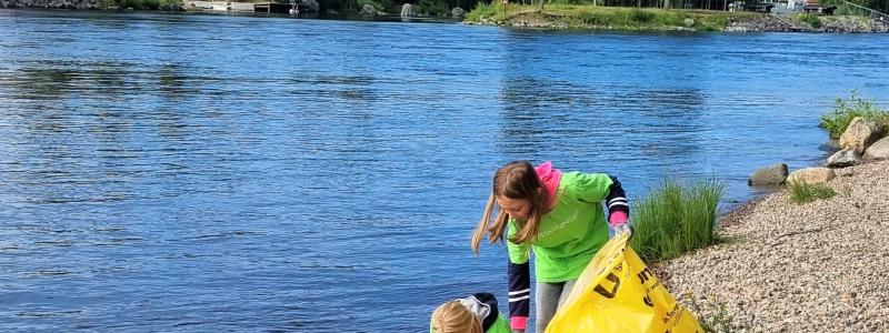 Idrottsungdomar plocka skräp vid Ljusnan. Foto: Städa Sverige