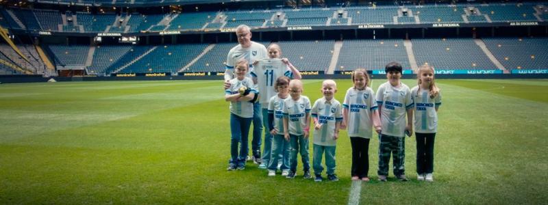 Janne Andersson och delar av Barncancerfondens fotbollslag på Friends Arena. Foto: Barncancerfonden