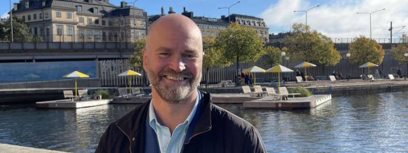 Lars Strömgren vid Munkbrohamnen i Stockholm. Fotog: Miljöpartiet i Stockholms stad