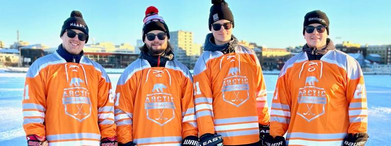 Företaget Sexton21 står bakom evenemanget Arctic Pond Hockey Games, som går av stapeln den 4 mars. Dana Lim har gått in som en av huvudsponsorerna och ser fram emot några heta matcher på Dana Lim-planen. (På bild: fyra av evenemangets sex arrangörer).