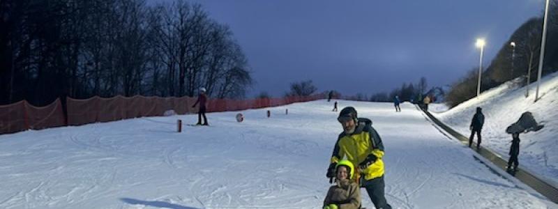 I bi-ski kan den som till exempel är rullstolsburen åka skidor sittande. Foto: Skistar