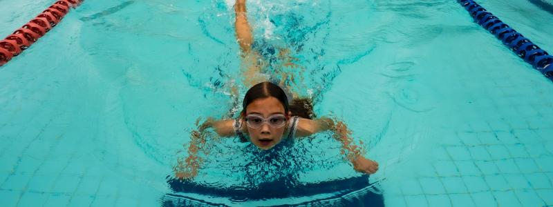 Undersökningar visar att omkring 53 000 barn i åldern 10–16 år inte bedöms vara simkunniga. Foto: Ben Ackerman/Unsplash