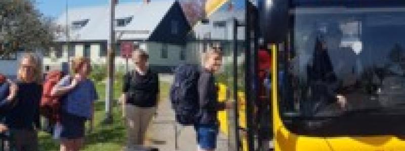 Gäster kliver på bussen utanför STF Brantevik Råkulle vandrarhem, Foto: Sussi Hoffmann