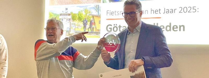 Göta kanals vd, Roger Altsäter tar emot utmärkelsen för Europas bästa cykelled. Foto: Göta kanal