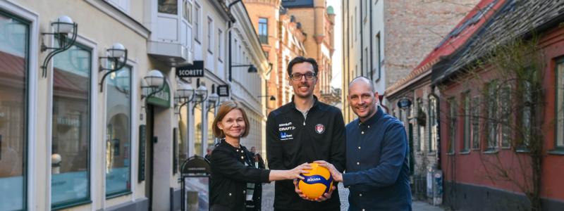 Boel Starbrant, ansvarig för värvning av evenemang och möten på Visit Lund, här tillsammans med Stefan Sjöström, klubbchef i Lunds VK, och Simon Dahl, internationell förbundschef på Svensk Volleyboll. Foto: Hanna Darejati, Visit Lund