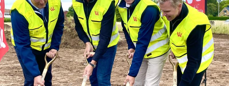 Från vänster Thomas Gunnarsson, fastighetschef AB Göta kanalbolag, Philip Venturi VD Wilzéns Bygg, Roger Altsäter VD AB Göta kanalbolag, Anders Weineholm, Projektchef Entreprenad Wilzéns Bygg. Foto: Göta kanal