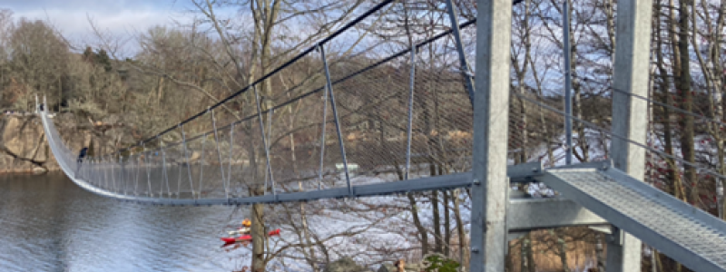 Uppförare av den ca 100 meter långa och tekniskt avancerade hängbron över Boksundet har varit Högt & Lågt som är experter på klätterparker och vajerkonstruktioner. Foto: Ark56