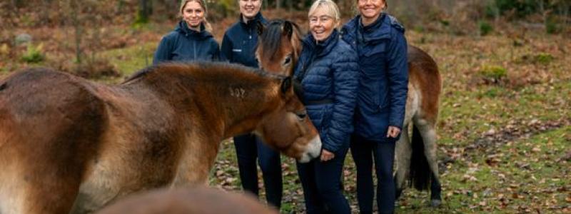 Stolt personal hos Årets ridskola tillsammans med russen från Lojsta Hed, från vänster Alma Kennemar, Nina Nyqvist, Gunilla Stånggren Karlsson och Jeanette Kindeland. Foto: Susanne Walström. Foto: Folksam