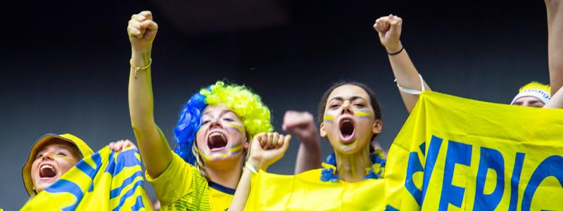 Taggad publik som hejar fram sina svenska mästare.