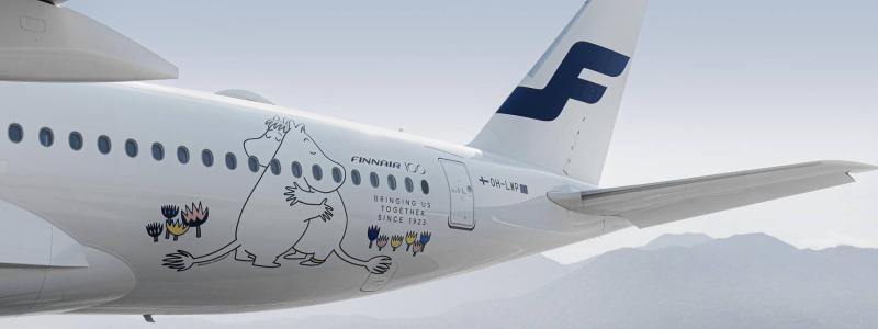 Finnairs parragerarplan på marken med Mumintroll-logo. Foto. Finnair