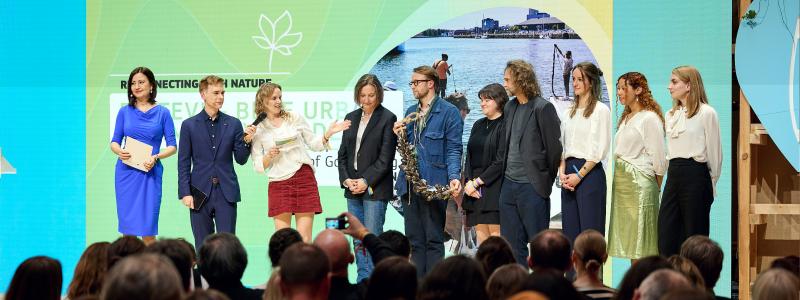 På plats i Bryssel för att ta emot priset under festivalen New European Bauhaus var bland annat Göteborgs stadsträdgårdsmästare Johan Rehngren och Göteborgs universitets projektkoordinator Malin Rosengren. Bild: Europeiska unionen 2024